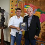 Prefeito Bebeto Barros entrega Título de Cidadão Honorário Girauense para professor sergipano em homenagem à trajetória na educação
